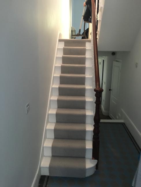 portfolio-carpets-light-grey-stairs-runner-03