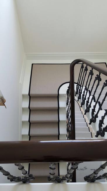 portfolio-carpets-flat-weave-grey-installation-with-black-border-05