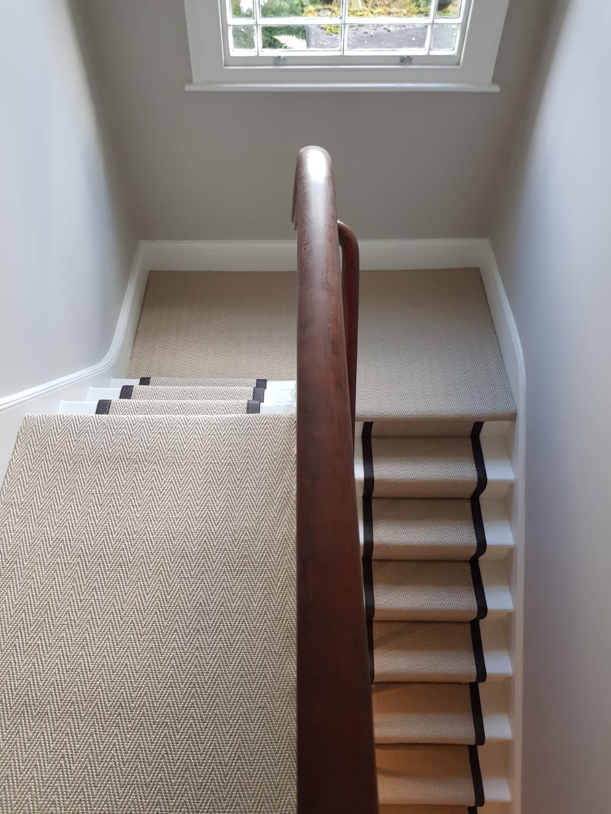 portfolio-sisal-herringbone-black-border-stair-carpet-installation-chiswick (1)