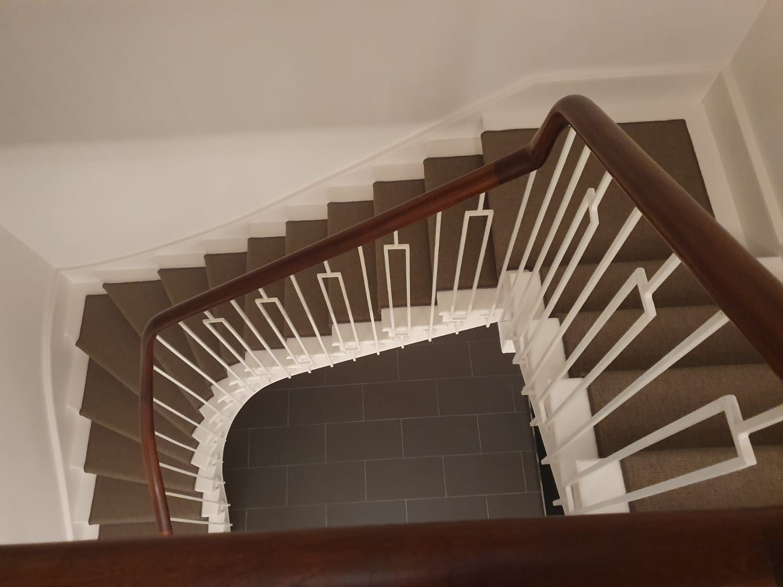 portfolio-black-white-striped-carpet-installation-fulham (8)