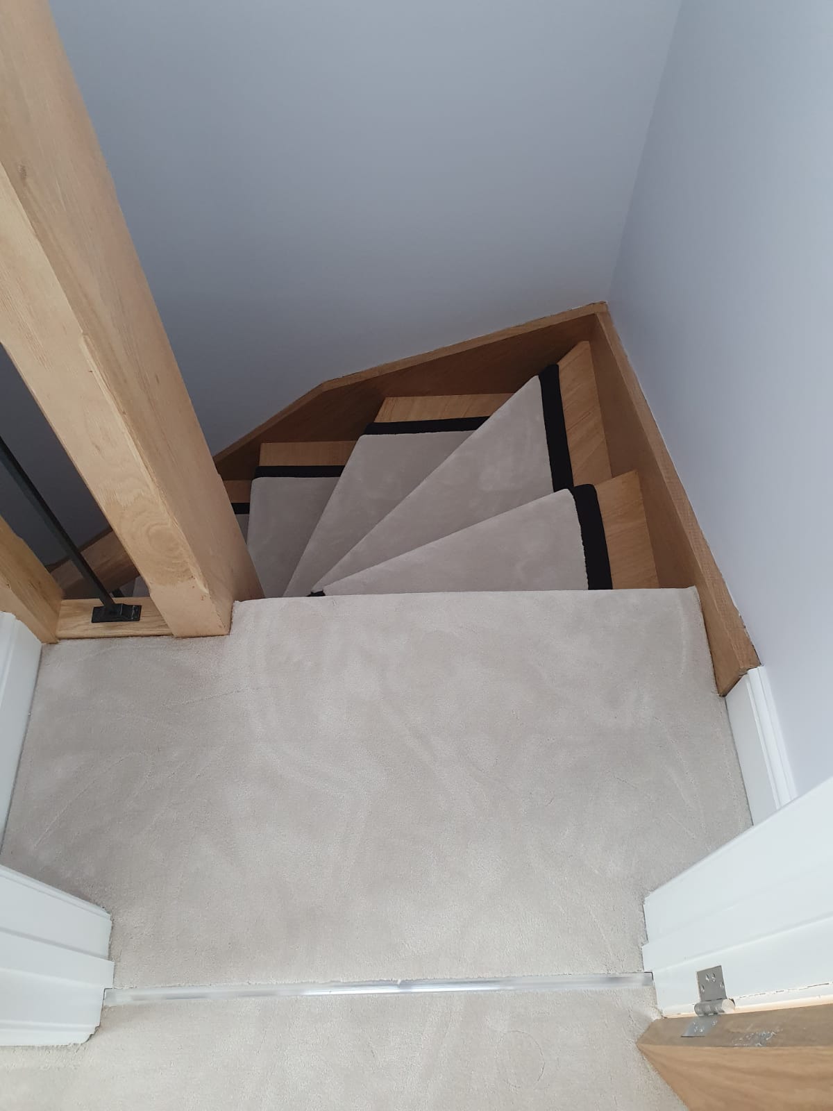 portfolio-white-carpet-stair-runner-black-binding-balham (2)