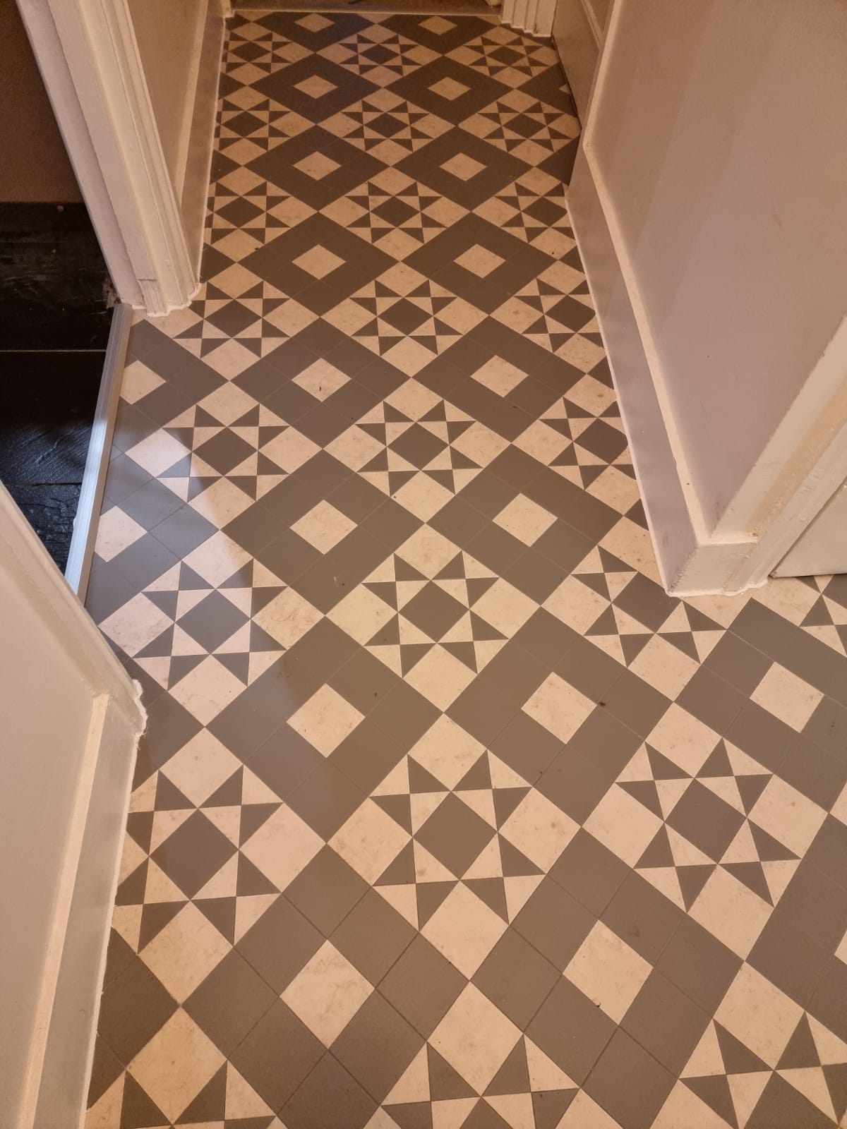 Amtico Decor Geo Ecru DC261 in Knightsbridge 1