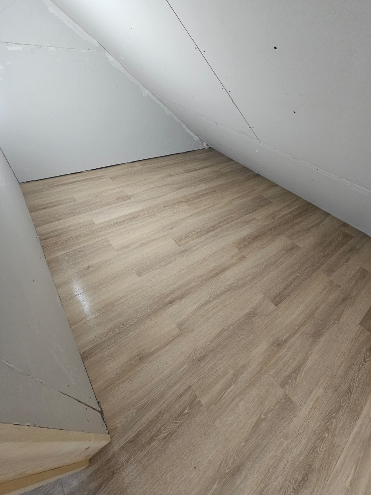 Amtico Spacia Muted Oak installation in Canary Wharf-0