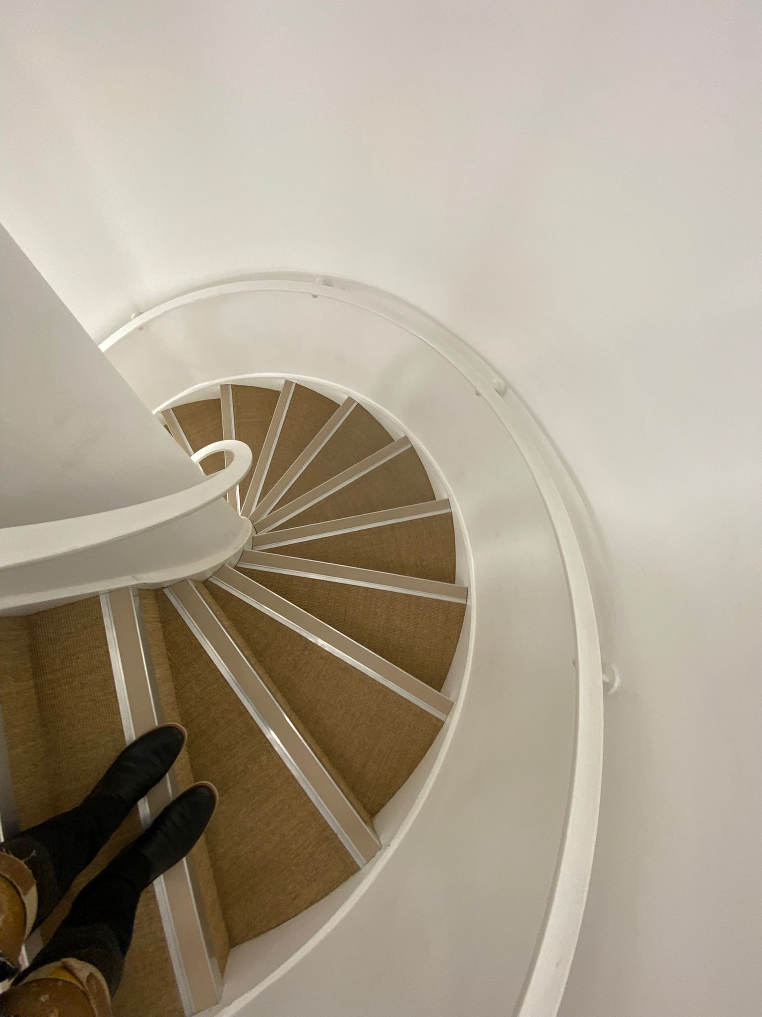 Fibre Carpets Sisal Boucle Anise installation in-3