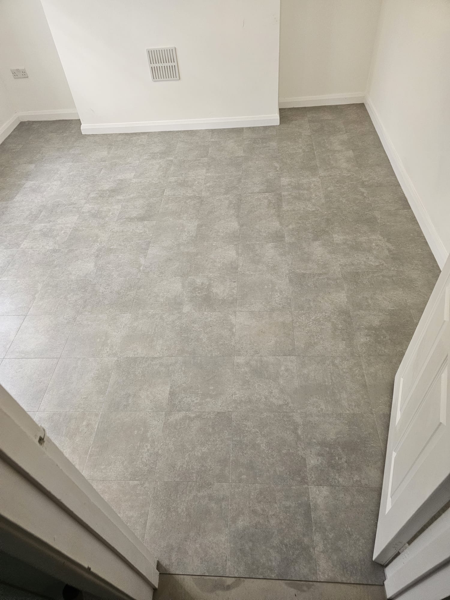 Amtico Spacia Gallery Concrete installation in – 3